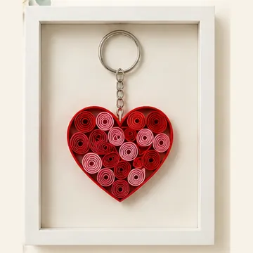 Llavero de corazón rojo en quilling