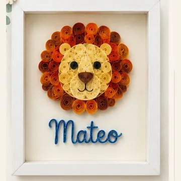 Cuadro de un león en quilling con el nombre Mateo